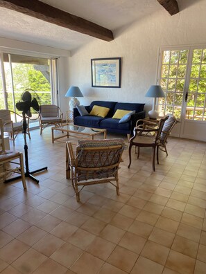 TV, fireplace, DVD player, table tennis - Villa for 10 people - swimming pool - 180° panoramic view - 5 air-conditioned bedrooms   (Saint-Raphaël)