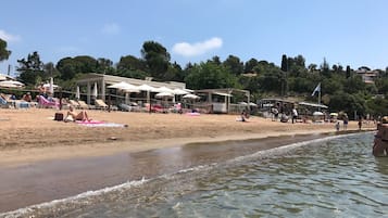 Una spiaggia nelle vicinanze