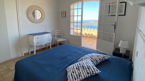 A bedroom with a bed, a desk, a chair, a mirror, and a window with a view. - Villa for 10 people - swimming pool - 180° panoramic view - 5 air-conditioned bedrooms   (Saint-Raphaël)