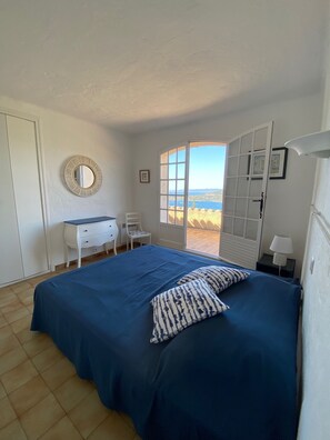 5 habitaciones, tabla de planchar con plancha y cuna de viaje 