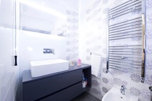 Douche, articles de toilette gratuits, sĂšche-cheveux, bidet