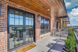 Exterior detail - Impeccable Home Steps to River Front w/ Roof Deck & Parking by Lucky Savannah (Savannah)