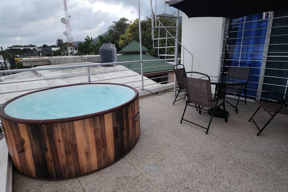 Beachfront Duplex Apt+Private Jacuzzi+2 QBed+2bath+AC+Wifi+HotWater+Pet Friendly