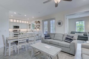 TV, offices - Trendy Naples Retreat: Modern Vacation Home (Naples)