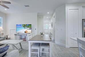 Dining - Trendy Naples Retreat: Modern Vacation Home (Naples)