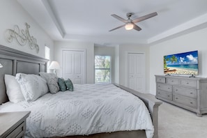 3 bedrooms, desk, iron/ironing board, travel cot - Trendy Naples Retreat: Modern Vacation Home (Naples)