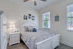 3 Schlafzimmer, Schreibtisch, Bügeleisen/Bügelbrett, Reisekinderbett