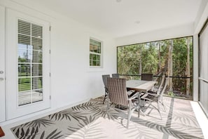 Outdoor dining - Trendy Naples Retreat: Modern Vacation Home (Naples)