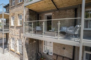 A stone building with a balcony, a wooden ceiling, and a window with a view. - Bronte Apartment - Nr Kirkby Lonsdale by LetMeStay (Carnforth)