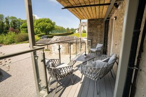 Outdoor dining - Bronte Apartment - Nr Kirkby Lonsdale by LetMeStay (Carnforth)