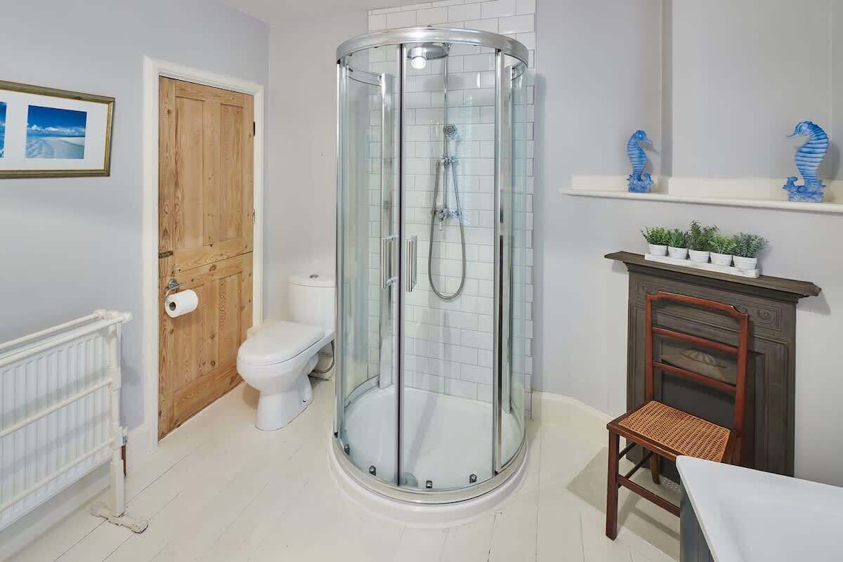 Bathtub, hair dryer, towels, shampoo