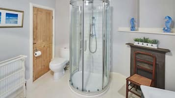 Bathtub, hair dryer, towels, shampoo