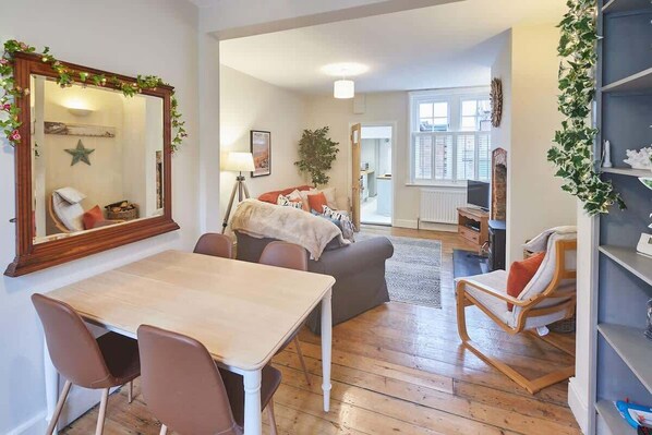 Fernseher, Kamin, DVD-Player, Arbeitsbereiche