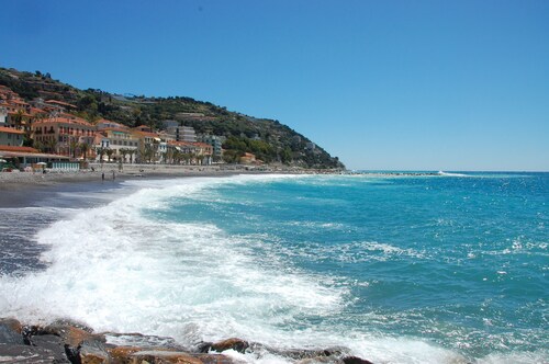 Apartment in semi-detached house, quiet location, sea view