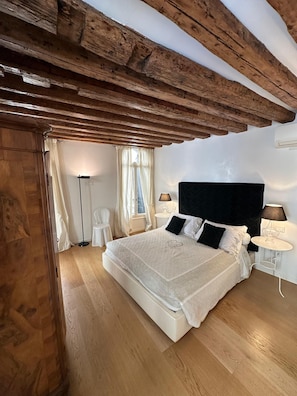 2 slaapkamers, een kluis op de kamer, een bureau