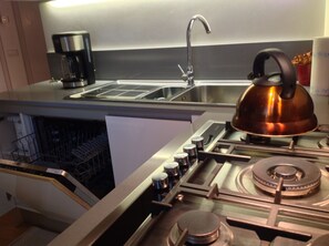 Kjøleskap, mikrobølgeovn, ovn og kokeplater