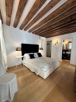 2 chambres, coffre-fort, bureau, fer et planche à repasser