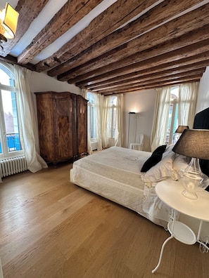 2 bedrooms, in-room safe, desk, iron/ironing board