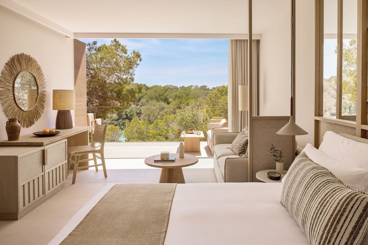 Minibar, in-room safe, laptop workspace, blackout drapes