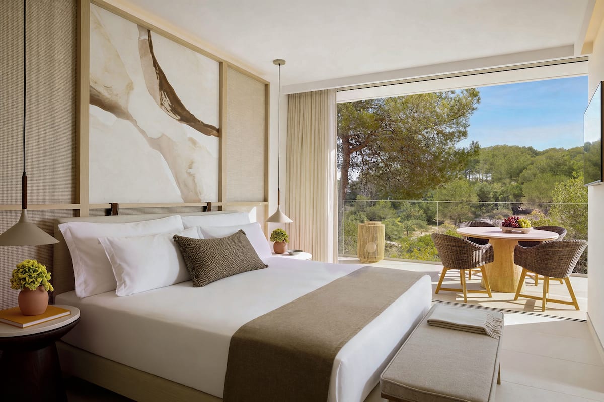 Deluxe Suite, 1 Bedroom, Garden View | Minibar, in-room safe, laptop workspace, blackout drapes