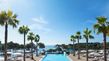 Piscina coberta, 9 piscines a l'aire lliure, para-sols i gandules