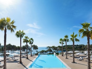 Piscina coberta, 9 piscines a l'aire lliure, para-sols i gandules