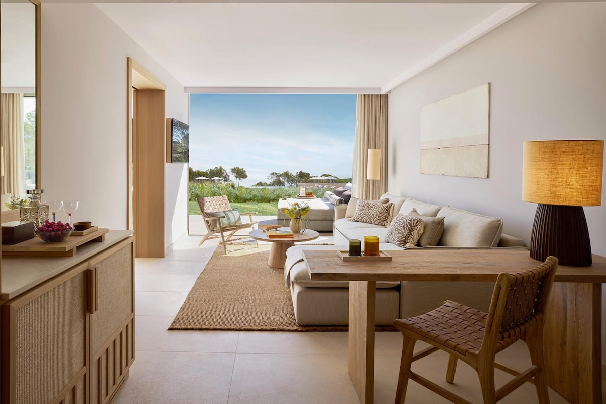Suite Deluxe, 1 dormitori, vistes parcials al mar | 1 dormitori, minibar i caixa forta a l'habitació
