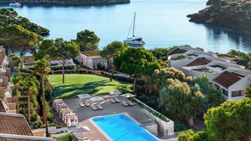 Een binnenzwembad, 9 buitenzwembaden, parasols voor strand/zwembad