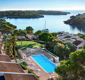 Innendørsbasseng,9 utendørsbassenger, bassengparasoller og solsenger