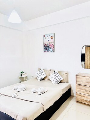 Decoración personalizada, muebles diferentes y cortinas blackout 