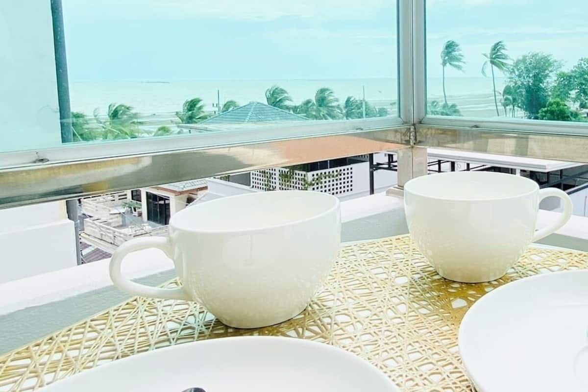 Camera Exclusive, 1 camera da letto, balcone, vista mare | Con stile personalizzato, con arredamento individuale, una scrivania