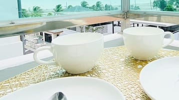 尊尚客房, 1 間臥室, 露台, 海景 | 獨特設計、獨特裝修、書桌、遮光窗簾/窗簾