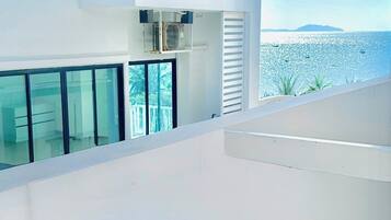 Chambre Standard, 1 chambre, non-fumeurs, balcon | Coin séjour | TV connectée de 32 pouces avec chaßnes thématiques