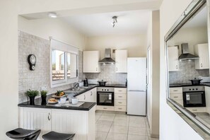 Kylskåp, mikrovågsugn, ugn och diskmaskin