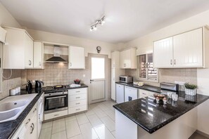 Kühlschrank, Mikrowelle, Ofen, Geschirrspüler