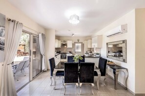 Kylskåp, mikrovågsugn, ugn och diskmaskin