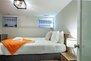 2 Schlafzimmer, Schreibtisch, Bügeleisen/Bügelbrett, Reisekinderbett