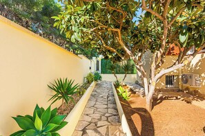 Property grounds - Villa Enzo Moraira - Eight Bedroom Villa, Sleeps 15 (Moraira)