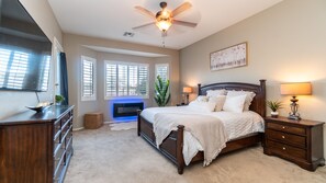 4 sovrum, skrivbord, strykjärn/strykbräda och resesäng