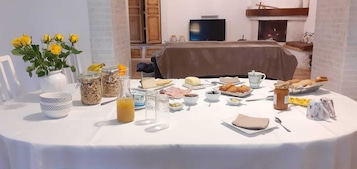 包含每日自助早餐