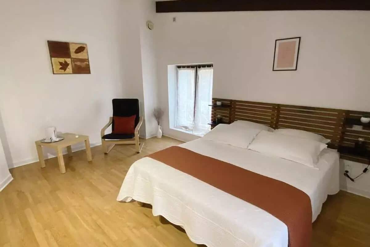 Kamar Double Superior | Seprai premium, meja kerja, ruang kerja ramah laptop, dan kedap suara
