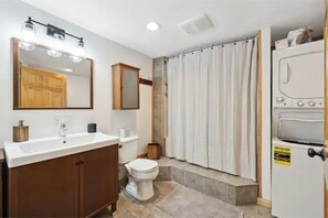 Hiustenkuivaaja, pyyhkeet, saippua, sampoo