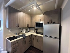 Kühlschrank, Mikrowelle, Ofen, Herdplatte