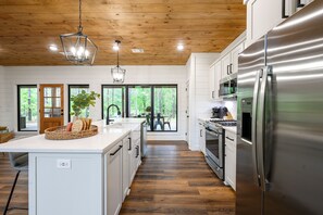 Fridge, microwave, oven, stovetop - Hundred Acre Woods 4bd with Hot tub (Broken Bow)