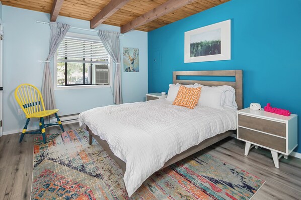 3 bedrooms, desk, iron/ironing board, travel cot