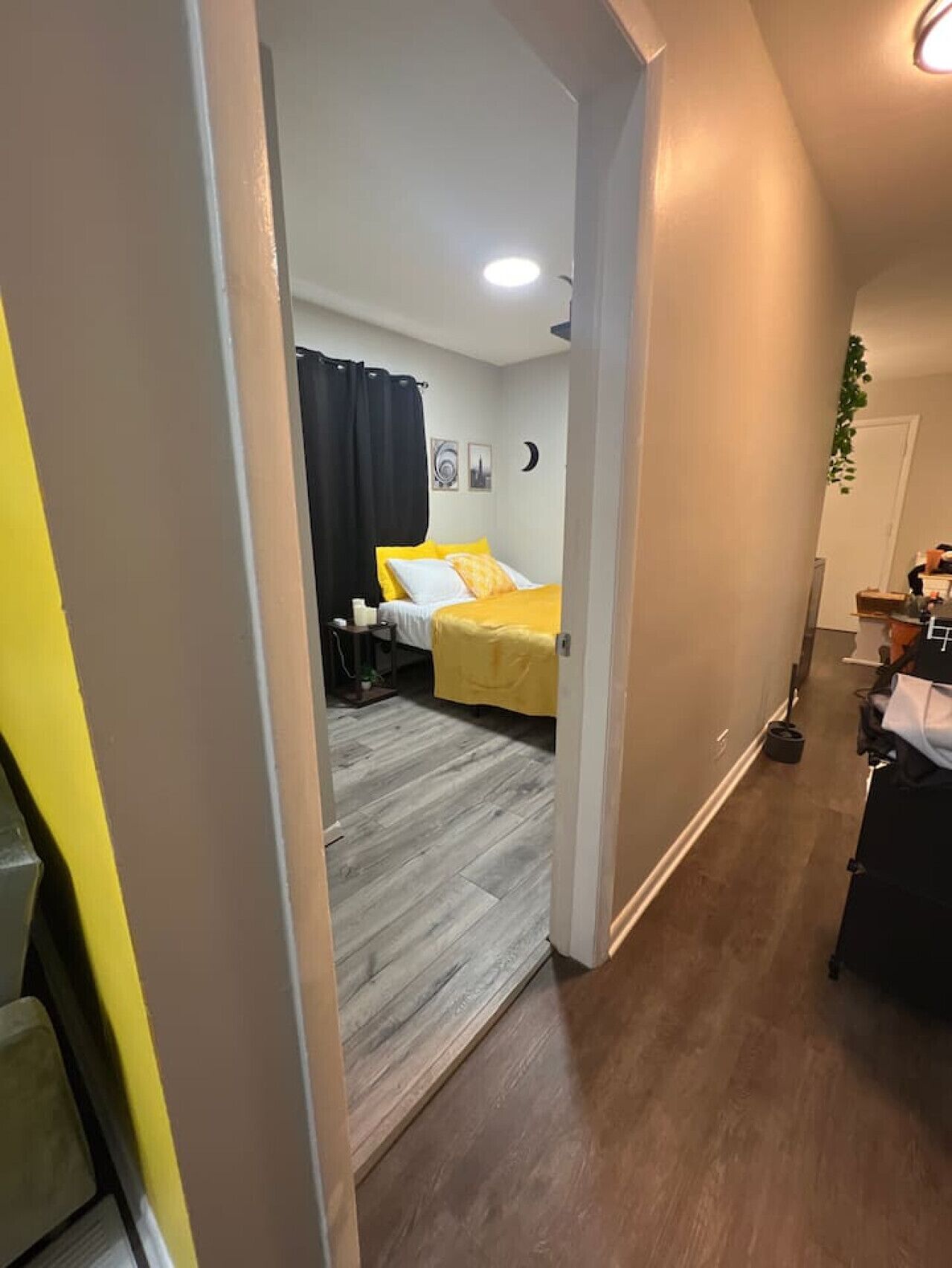 2 makuuhuonetta, työpöytä, silitysrauta/-lauta, ilmainen Wi-Fi