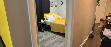 2 makuuhuonetta, työpöytä, silitysrauta/-lauta, ilmainen Wi-Fi