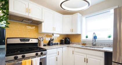 Sunflower Apt 10 Min from Downtown Chicago - Sleeps up to 6