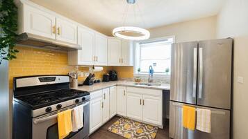 Refrigerador, microondas, horno y parrilla de estufa