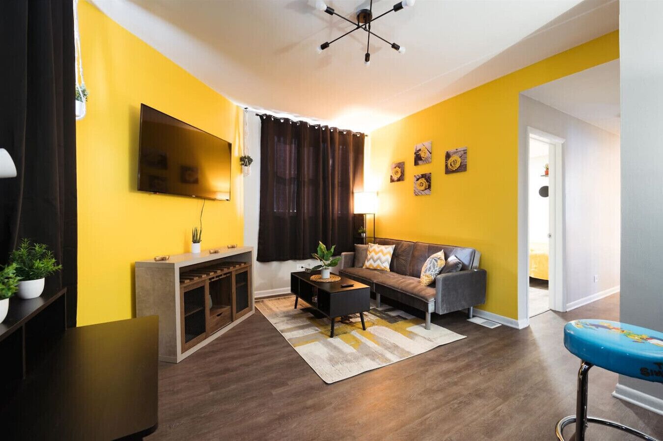 Sunflower Apt 10 Min From Downtown Chicago - Sleeps Up To 6 - Chicago, IL